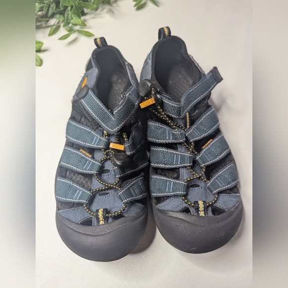 Keen Sandals Youth Size 4 - Picture 2 of 8
